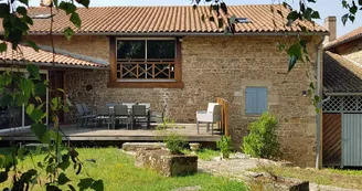 Façade Pierre de soleil des gîtes Maisons La Perle (19 pers)