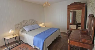 Gite de Gaby et Jean à Coussac Bonneval en Haute-Vienne, Nouvelle Aquitaine - chambre étage_12