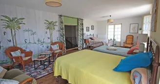 Gite de Gaby et Jean à Coussac Bonneval en Haute-Vienne, Nouvelle Aquitaine - la grande chambre 3 personnes_15