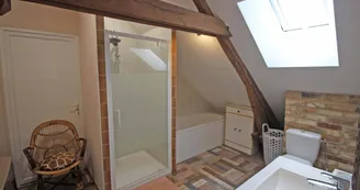 Gite de Gaby et Jean à Coussac Bonneval en Haute-Vienne, Nouvelle Aquitaine - s de bains étage_18