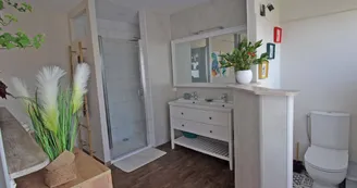 Gite de Gaby et Jean à Coussac Bonneval en Haute-Vienne, Nouvelle Aquitaine - s d'eau rez de chaussée _9