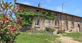 Gîte 'La réserve' à Saint Yrieix la Perche en Haute-Vienne (Nouvelle Aquitaine)
LA FACADE AVEC SA COUR ET ZONE DE STATIONNEMENT_37