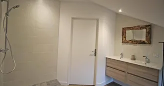 Gîte 'La réserve' à Saint Yrieix la Perche en Haute-Vienne (Nouvelle Aquitaine)
SALLE D'EAU A L'ETAGE_35