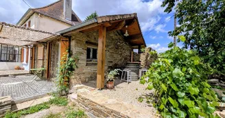 Gite du Clos du Got à Saint Yrieix La Perche en Haute-Vienne - petite terrasse couverte au pignon_17 Gite du Clos du Got à Saint Yrieix La Perche en Haute-Vienne - petite terrasse couverte au pignon_17