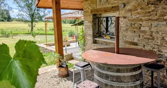 Gite du Clos du Got à Saint Yrieix La Perche en Haute-Vienne - petite terrasse couverte au pignon_18 Gite du Clos du Got à Saint Yrieix La Perche en Haute-Vienne - petite terrasse couverte au pignon_18