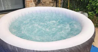 Le spa du gîte, accessible de mi-mai à mi-octobre_3 Le spa du gîte, accessible de mi-mai à mi-octobre_3