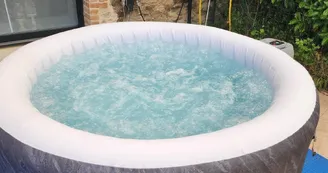gite de la petite cascade à La Jaunie commune de La Meyze en Haute-Vienne - le SPA gonflable sur la terrasse_3