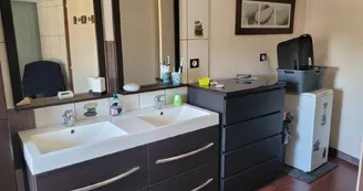 Salle d'eau avec douche