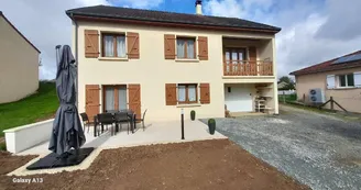 Terrasse spacieuse pouvant recevoir sur une table accueillant 2 a10 personnes  avec éclairage et 
parasol et  barbecue à gaz._18