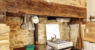 Cuisine - gros plan cheminée - Gîte La Suite