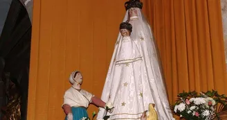 Vitrail représentant Notre Dame de Toute Bonté